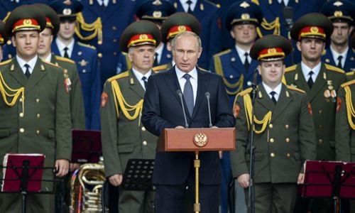 Tổng thống Nga Vladimir Putin phát biểu tại hội chợ vũ khí ở ngoại ô Thủ đô Moscow hôm 16/6/2015. Ảnh: RIA Novosti.