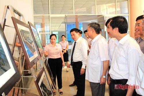 Các đồng chí lãnh đạo tỉnh tham quan Triển lãm ảnh nghệ thuật “Đất nước - con người xứ Nghệ”  của nhà báo Sỹ Minh. Ảnh: đào tuấn