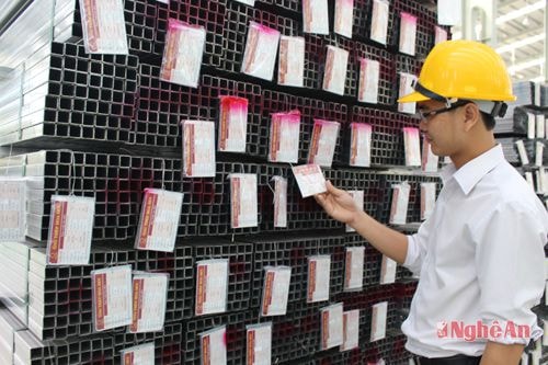  Kiểm tra sản phẩm của Nhà máy Tôn Hoa Sen Nghệ An.