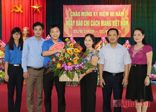 Đại diện Ban Thường vụ Tỉnh đoàn tặng hoa chúc mừng.