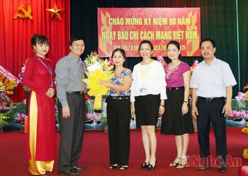 Lãnh đạo Công ty CP Khách sạn Giao Tế tặng hoa chúc mừng Báo Nghệ An.