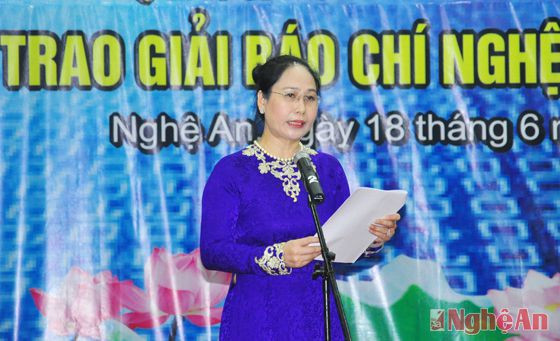 Đồng chí Đinh Thị Lệ Thanh phát biểu, ghi nhận sự đóng góp của các thế hệ nhà báo đối với sự phát triển chung của tỉnh.