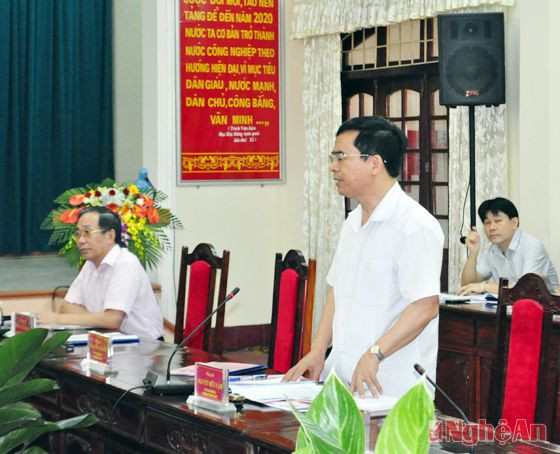 Đồng chí Nguyễn Hữu Lâm tặng hoa chức mừng thầy, cô giáo nhà trường