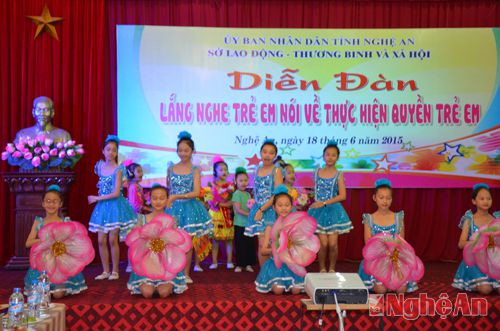Tiết mục múa hát Chào mừng Diễn đàn do các em Nhà văn hóa Thiếu nhi Việt Đức thực hiện