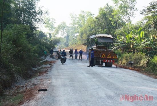 Thi công tuyến đường từ huyện Đô Lương đi Tân Kỳ. Ảnh: P.V