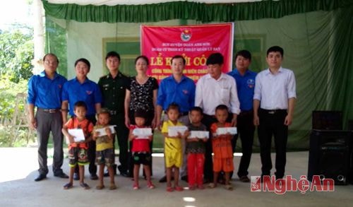 Đoàn viên thanh niên tình nguyện trao quà cho các em học sinh nghèo vượt khó trên địa bàn bản Cao Vều