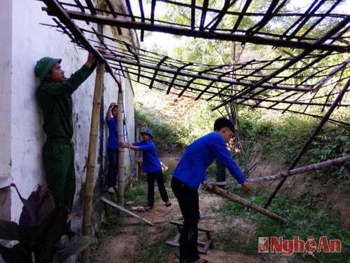 Ngay sau lễ phát động, các đoàn viên thanh niên ra quân tháo dỡ 