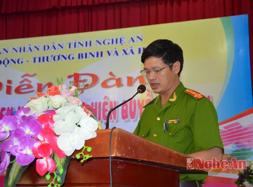 Thượng tá Cao Ánh Hồng - Công an tỉnh trao đổi về trách nhiệm của ngành trong công tác bảo vệ trẻ em
