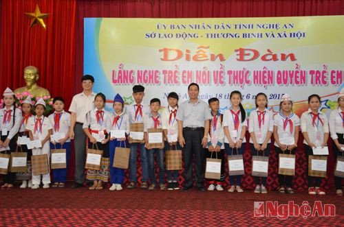 đồng chí Lê Xuân Đại - Phó chủ tịch UBND tỉnh đã biểu dương, khen ngợi những nỗ lực trong học tập của các cháu trong thời gian qua 