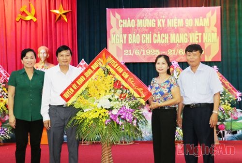 Lãnh đạo huyện Anh Sơn tặng hoa chúc mừng Báo Nghệ An