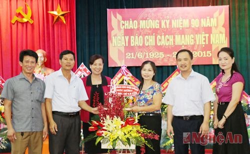 Lãnh đạo huyện Quỳ Hợp chúc mừng cán bộ, phóng viên Báo Nghệ An trong ngày hội lớn của những người làm báo.