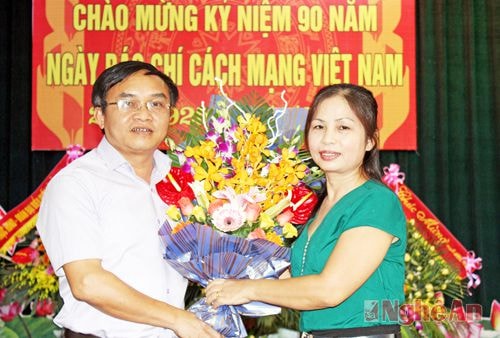 Đồng chí Ngọc Kim Nam tặng hoa chúc mừng Báo Nghệ An