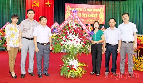 Đại diện Ban quản lý Dự án Thủy điện Bản vẽ chụp ảnh cùng lãnh đạo Văn phòng UBND tỉnh, Báo Nghệ An.