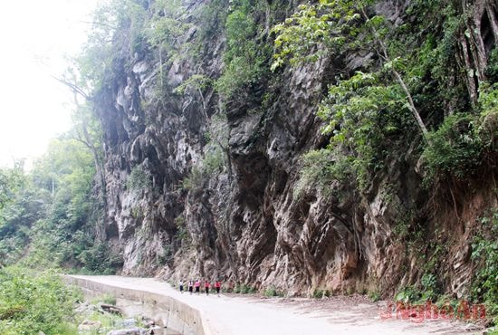 Trước hang là những mỏm đá núi hình thù bắt mắt.