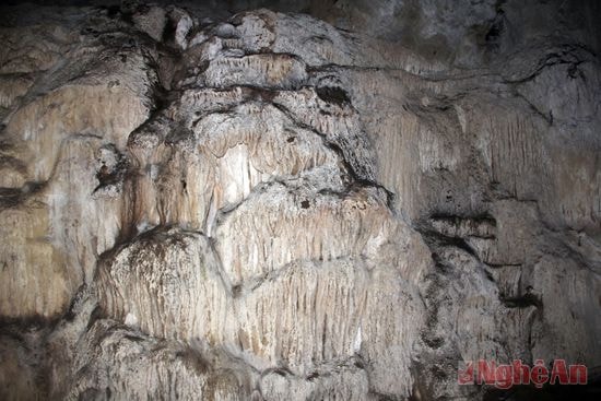 Vách hang giống như một bức phù điêu cổ.