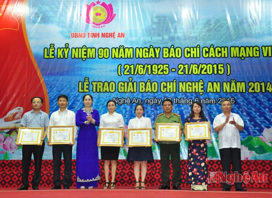 Các đồng chí lãnh đạo tỉnh tặng bằng khen cho 6 Hội viên Hội nhà báo Việt Nam tỉnh Nghệ An có thành tích xuất sắc.