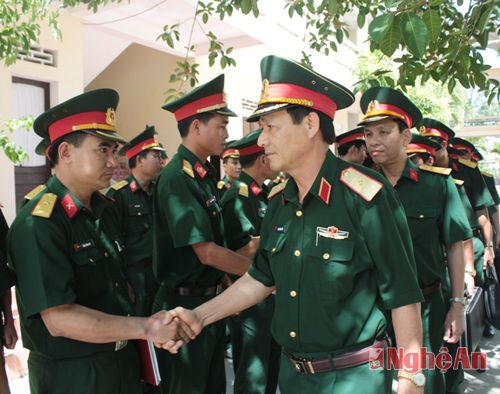 Cán bộ, nhân viên Ban chỉ huy quân sự huyện Quỳnh Lưu đón đoàn kiểm tra