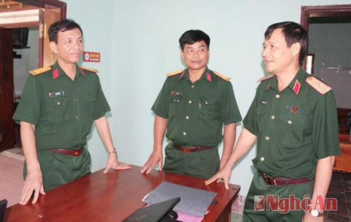 Thiếu tướng Đặng Trọng Quân kiểm tra phòng làm việc tại Ban CHQS thị xã Hoàng Mai