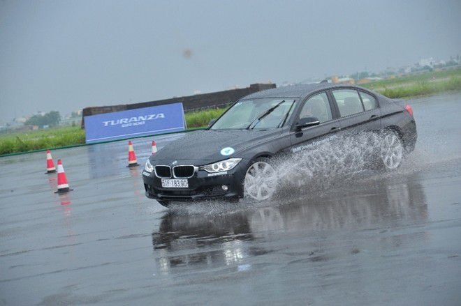 Xe BMW chạy lốp TURANZA GR-100 êm ái và an toàn.