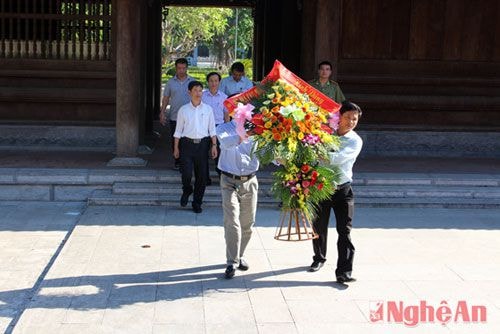 Đoàn Hội Nhà báo Nghệ An đến Khu Di tích Kim Liên dâng hoa, dâng hương tưởng niệm Chủ tịch Hồ Chí Minh