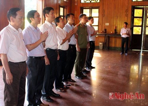 Các đồng chí đoàn Hội Nhà báo Nghệ An tưởng niệm trước anh linh Người