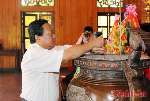 Đồng chí Trần Duy Ngoãn, Chủ tịch Hội Nhà báo tỉnh Nghệ An dâng hương tưởng niệm Chủ tịch Hồ Chí Minh