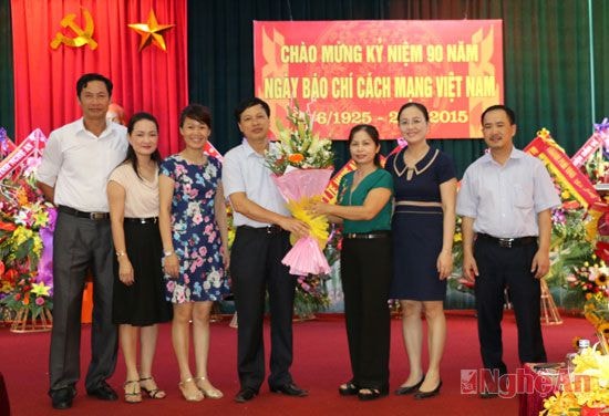 Lãnh đạo Ban Dân vận Tỉnh ủy tặng hoa, chúc mừng Báo Nghệ An