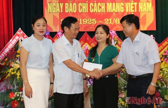 Đại diện Hội hỗ trợ gia đình Thương binh- Liệt sỹ chúc mừng Báo Nghệ An nhân kỷ niệm 90 năm Ngày báo chí Cách mạng Việt Nam