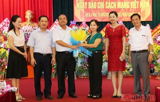 Đại diện lãnh đạo huyện Yên Thành chúc mừng Báo Nghệ An nhân kỷ niệm 90 năm Ngày báo chí Cách mạng Việt Nam