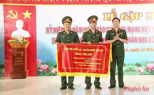 Đồng chí tư lệnh Quân khu trao tặng Báo Quân khu Bốn bức trướng với dòng chữ: “Nhạy bén, chính xác, chuyên nghiệp, hiệu quả, tiến bộ, vững chắc