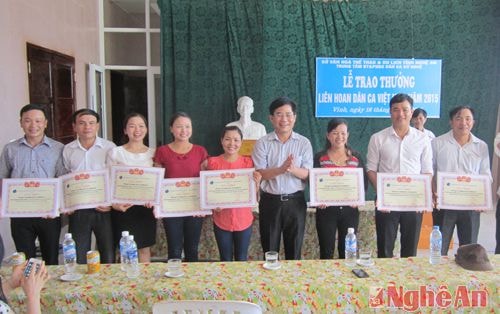 Đồng chí Phạm Tiến Dũng trao bằng khen cho các nghệ nhân xuất sắc tham dự Liên hoan dân ca 2015