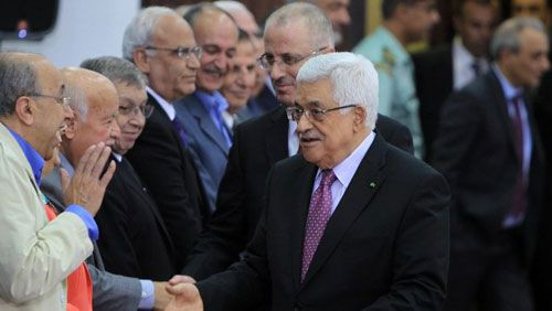 Tổng thống M.Abbas (phải) và Thủ tướng R.Hamdallah gặp gỡ  thành viên nội các mới của Palestine cách đây 1 năm.