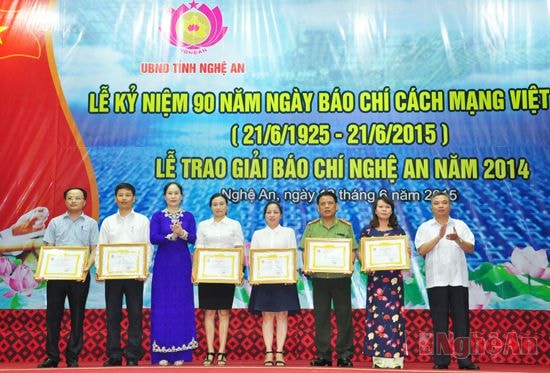 Các đồng chí lãnh đạo tỉnh tặng Bằng khen của Trung ương Hội Nhà báo Việt Nam cho 6 cá nhân có thành tích xuất sắc trong năm 2014.