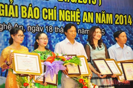 Các tác giả, nhóm tác giả đạt giải Nhất, Giải Báo chí Nghệ An 2014.Ảnh: Trần Hải