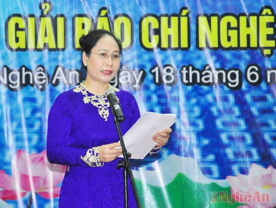 Đồng chí Đinh Thị Lệ Thanh - Phó Chủ tịch UBND tỉnh phát biểu tại buổi lễ