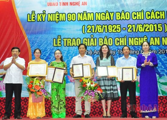 Lãnh đạo tỉnh trao Bằng khen cho các tác giả, nhóm tác giả đạt giải Nhất Giải Báo chí Nghệ An 2014