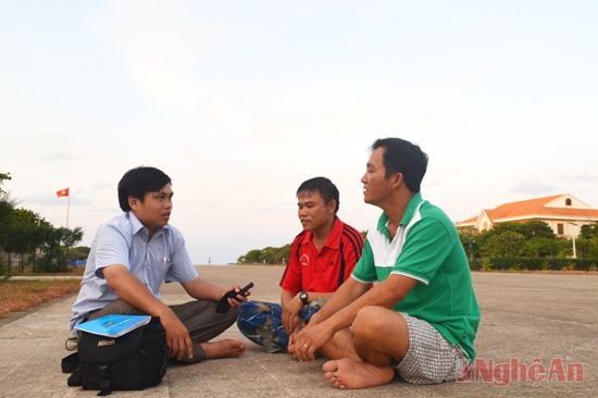 Tác giả với những người lính  Nghệ An trên đảo Trường Sa lớn.