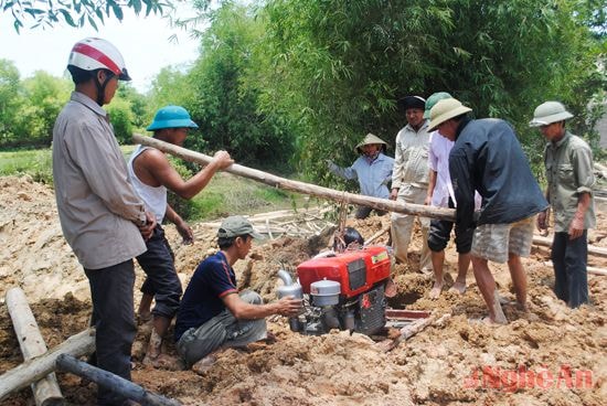 Bà con xóm Đồng Trung, xã Đồng Thành (Yên Thành) lắp máy bơm dã chiến  bơm nước chống hạn cho lúa.