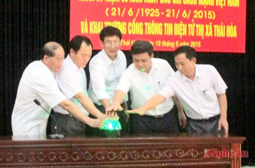 Đại diện Công thông tin điện tử UBND Tỉnh và lãnh đạo thị xã Thái Hòa ấn nút khai trương Công thông tin điện tử
