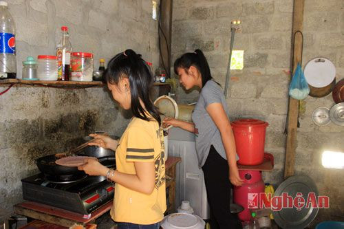 Tự nấu ăn tại bếp ăn của các thầy cô giáo, Tất cả học sinh khó khăn của trường Mường Quạ sẽ được nhà trường hỗ trợ mọt phần để tham dự kỳ thi THPT quốc gia. Kinh phí được lấy từ 