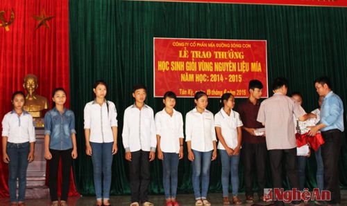 Lãnh đạo Công ty mía đường Sông Con trao thưởng cho các em học sinh giỏi