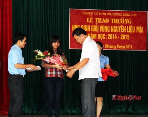Trao quà cho học sinh xuất sắc tiêu biểu