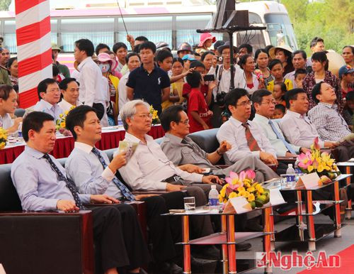  Các đại biểu dự lễ khởi công nhà máy Hoa Sen tại Quỳnh Lập.