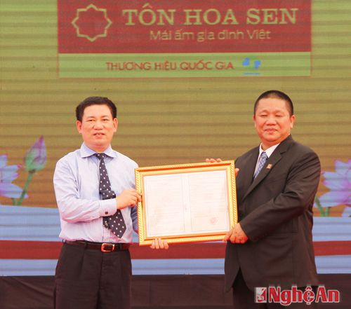 Đồng chí Hồ Đức Powhowsc - Bí thư Tỉnh ủy  trao giấy phép đầu tư nhà máy Hoa Sen cho tập đoàn Hoa Sen.