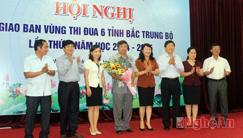 Thứ trường Nguyễn Thị Nghĩa tặng hoa cho đồng chí Lê Văn Ngọ - Nguyên Giám đốc Sở Giáo dục và Đào tạo Nghệ An vì những đóng góp tích cực cho hoạt động của vùng trong nhiều năm qua