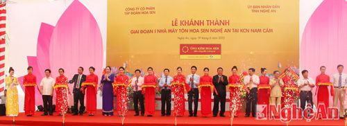 Các đại biểu cắt băng khánh thành nhà máy Tôn Hoa Sen tại Khu kinh tế Đông Nam.