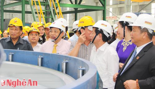 Các đại biểu đi tham quan sản xuất ở nhà máy Tôn Hoa Sen Nghệ An ( Khu côn nghiệp Nam Cấm).