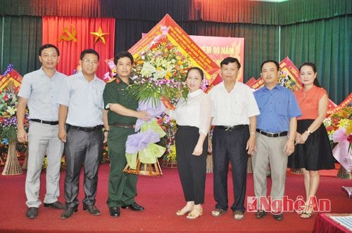 Đại diện Chi nhánh Viettel Nghệ An chúc mừng Báo Nghệ An nhân ngày Báo chí Việt Nam