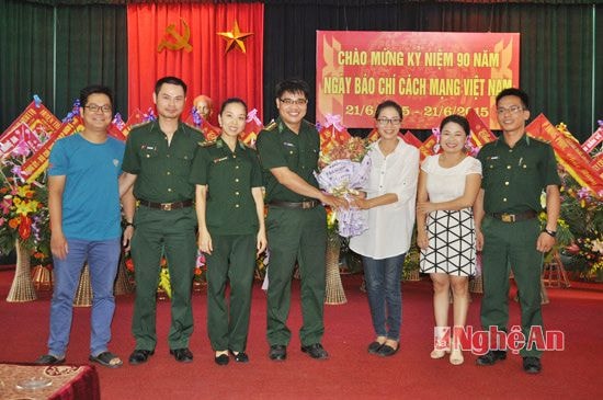 Đại diện Đoàn Thanh niên Bộ Đội Biên phòng tỉnh chúc mừng Báo Nghệ An 