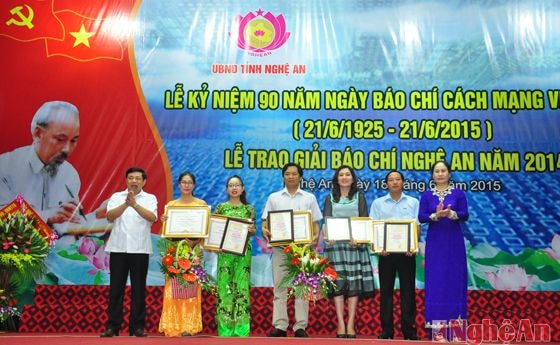 Lãnh đạo tỉnh trao Bằng khen cho các tác giả, nhóm tác giả đạt giải Nhất Giải Báo chí Nghệ An 2014.